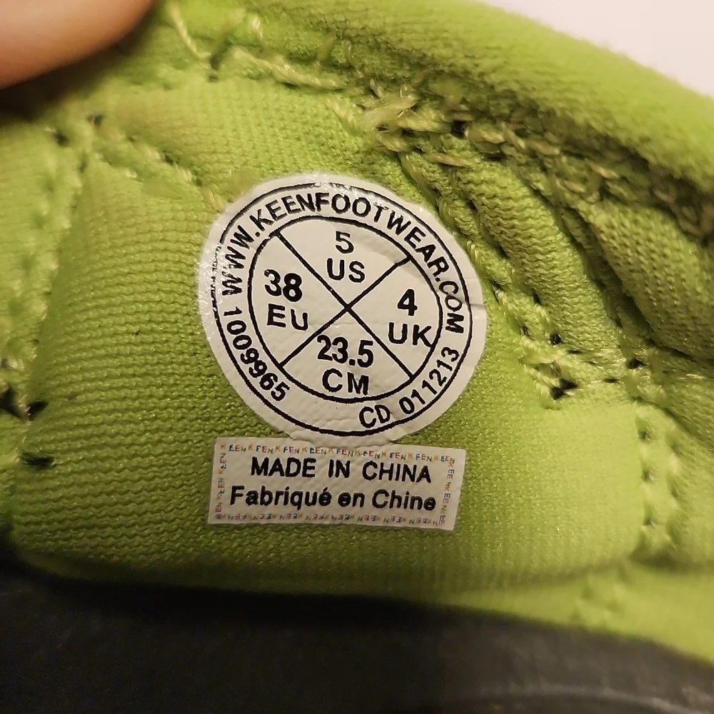Keen Shoes Size 5 Green Black sandles 1 lace cut on left show see pic